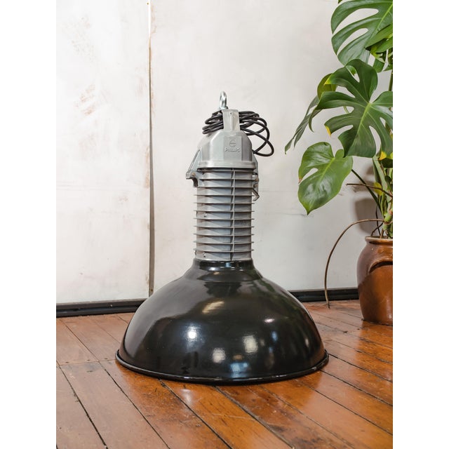 Industrial HDK Black Enamel Factory Pendant Light with Low Shade and Cast Aluminum Top from Philips, Holland, 1950s For Sale - Image 3 of 12