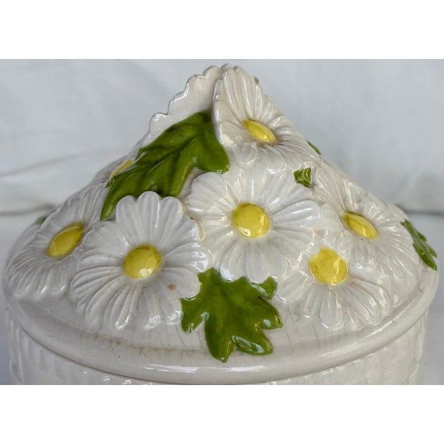 Mid 20th Century 1970s Round Basket Weave White Ceramic Jewelry Box With Dimensional Daisies on Lid For Sale - Image 5 of 12
