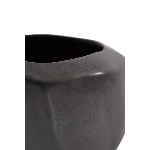 Kenneth Ludwig Chicago Gray Alamo Vase- Medium For Sale - Image 4 of 10
