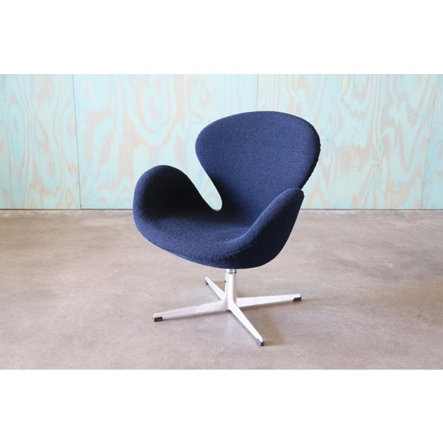 Arne Jacobsen 1960s Navy Blue Swan Chair Arne Jacobsen for Fritz Hansen Danish Modern Swivel & Rock For Sale - Image 4 of 12
