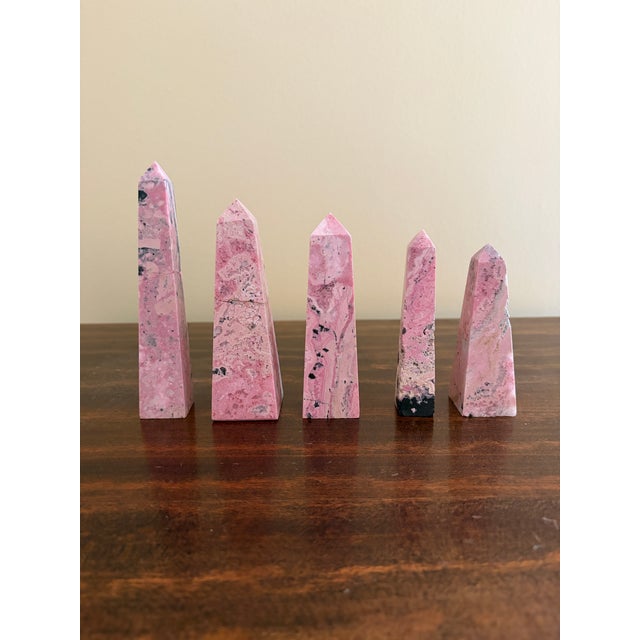 Late 20th Century Neoclassical Grand Tour Solid Marble Pink and Cream Obelisks, Set of 5 For Sale - Image 5 of 10