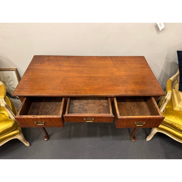 Late 18th Century American Antique Queen Anne Style Lowboy With Tiger Maple Drawers For Sale - Image 4 of 7