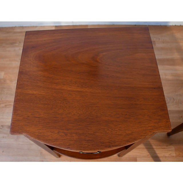 English 1940s Pair Biggs Virginia English Sheraton Mahogany Side Tables / End Tables For Sale - Image 3 of 18