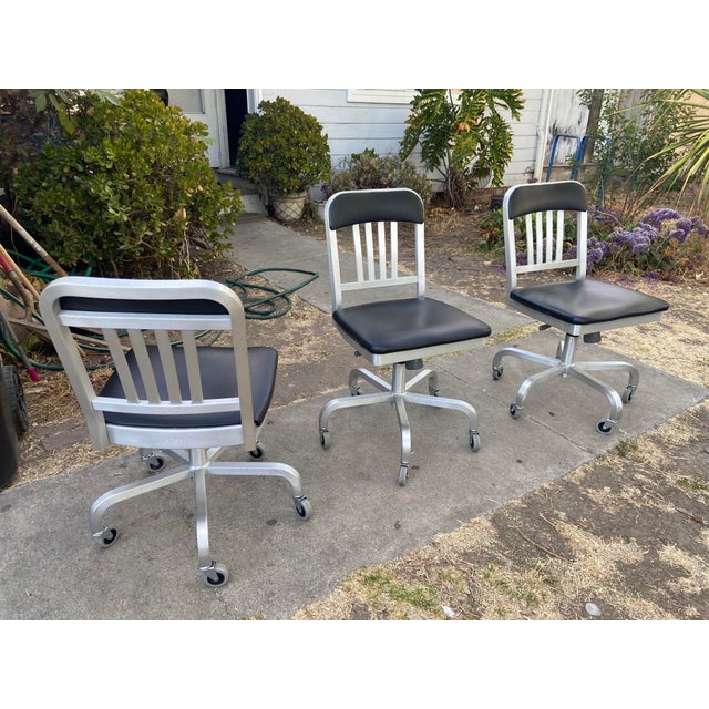 American Emeco 1022 Aluminum Leather Navy Semi Upholstered Swivel Chairs Set of 3 For Sale - Image 3 of 18