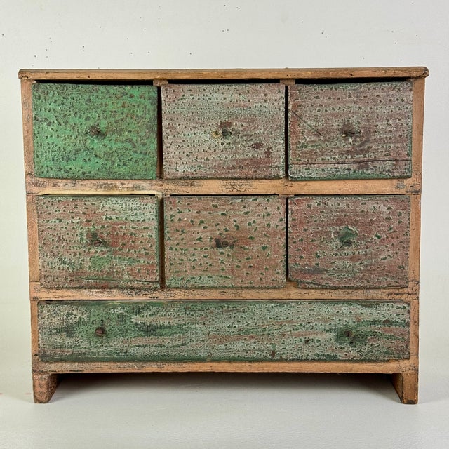 This is the type of piece we only find a handful of times a year. It's an extra exceptional presentation of beauty,...