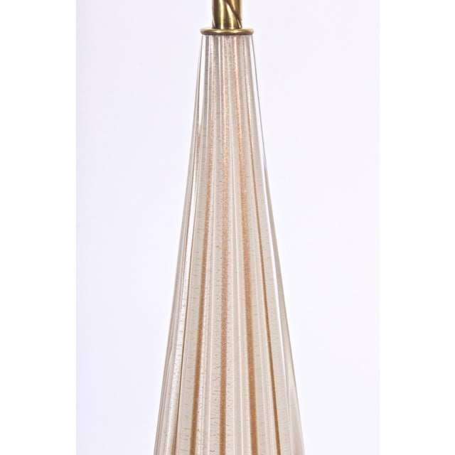 Murano Tall Alfredo Barbini White Ribbed Murano Glass Table Lamp with Gold Inclusions For Sale - Image 4 of 9