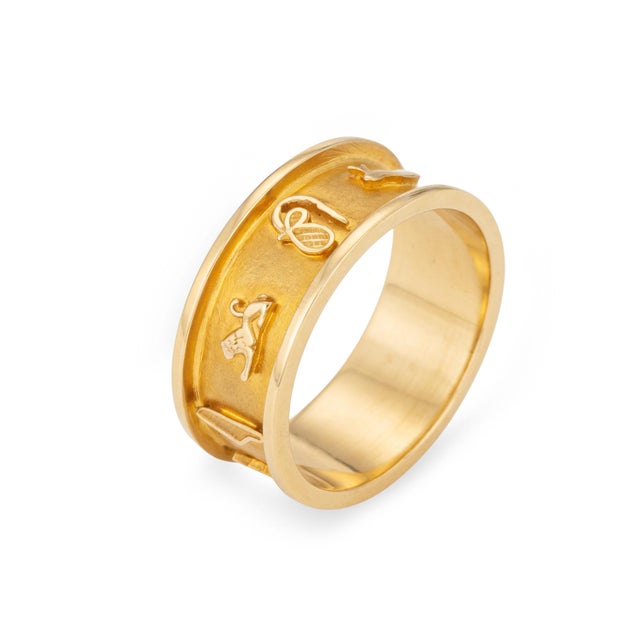 Stylish vintage Egyptian band crafted in 18k & 14k yellow gold. The broad central field has a softly textured finish...