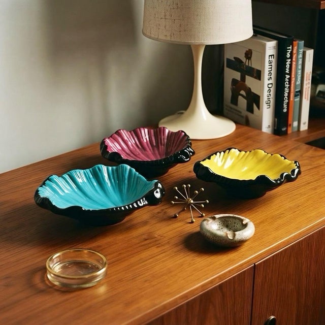 These three glazed ceramic bowls, with their free-form shapes inspired by seashells, come in vibrant turquoise, sunny...