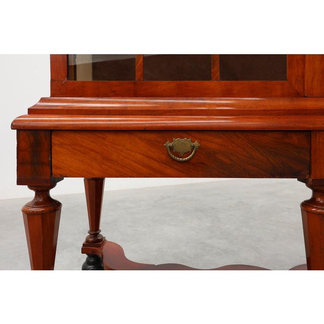 Antique William IV Style Walnut Display Cabinet, United Kingdom, 18th Century For Sale - Image 16 of 18