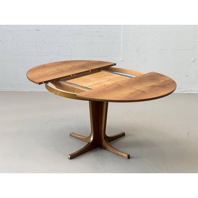 Round Extendable Table in Walnut, 1960s For Sale - Image 9 of 18