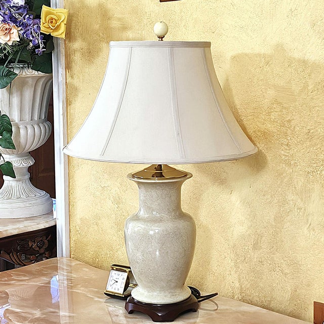 Vintage Ivory Speckled Ceramic Ginger Jar Style Table Lamp With Cream Shade & Wood Base For Sale - Image 14 of 18