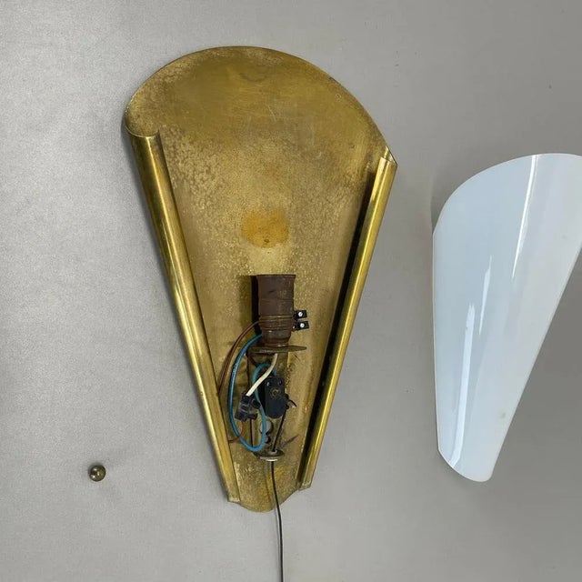 Minimalist Brass and Acrylic Glass Wall Light in the style of Stilnovo, Italy, 1950s For Sale - Image 14 of 18