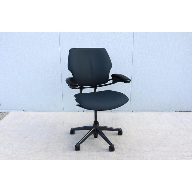 Modern Humanscale Freedom Ergonomic Task Desk Chair in Graphite Leather, Slightly Used For Sale - Image 3 of 18
