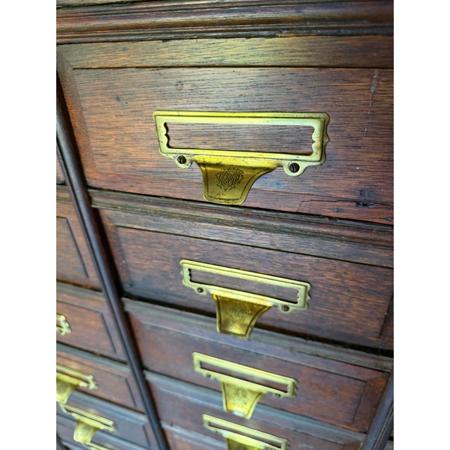 Antique Oak 30-Drawer Library Card Catalog Cabinet Late Victorian / Early Arts & Crafts | C. 1886–1905 | Original Finish & Brass Hardware For Sale - Image 14 of 16