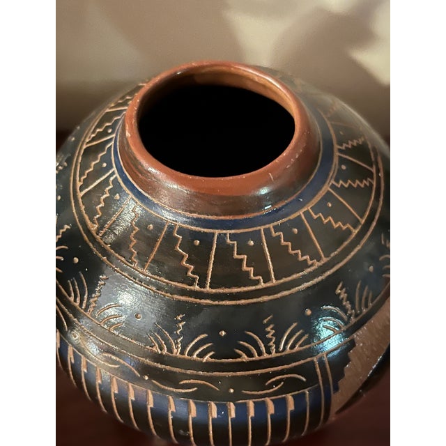 Offered is a stunning, authentic Navajo sgraffito pottery seed pot by renowned artist Etta Halona. This hand-coiled piece...