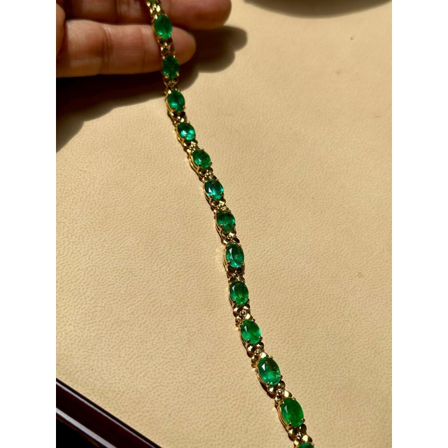The School of Paris 23 Carat Natural Emerald Cocktail Tennis Bracelet 14 Karat Yellow Gold For Sale - Image 3 of 18