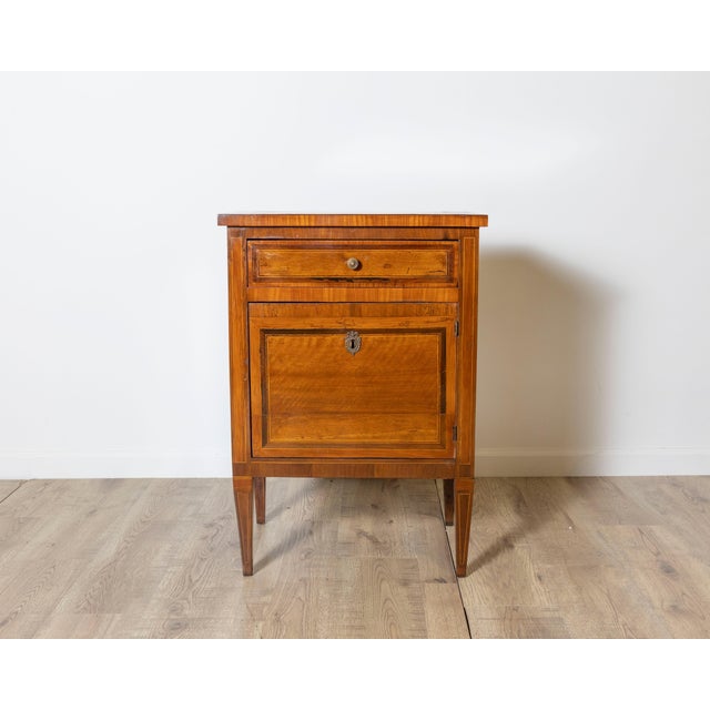 Italian Louis XVI Walnut Bedside Table with Veneered Inlay, Late 18th Century For Sale - Image 4 of 10