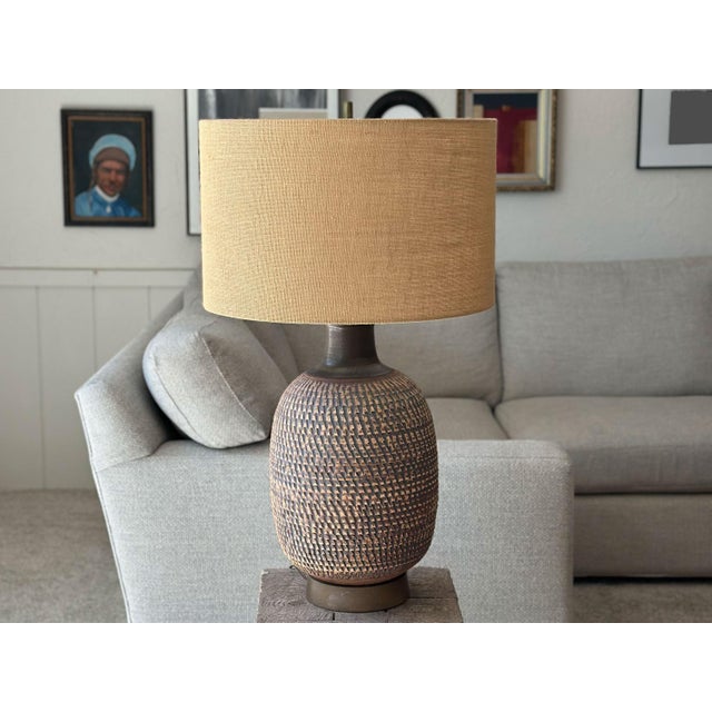 1960s 1960s Bob Kinzie Affiliated Craftsmen Studio Mid Century Textured Monumental Pottery Table Lamp For Sale - Image 5 of 9