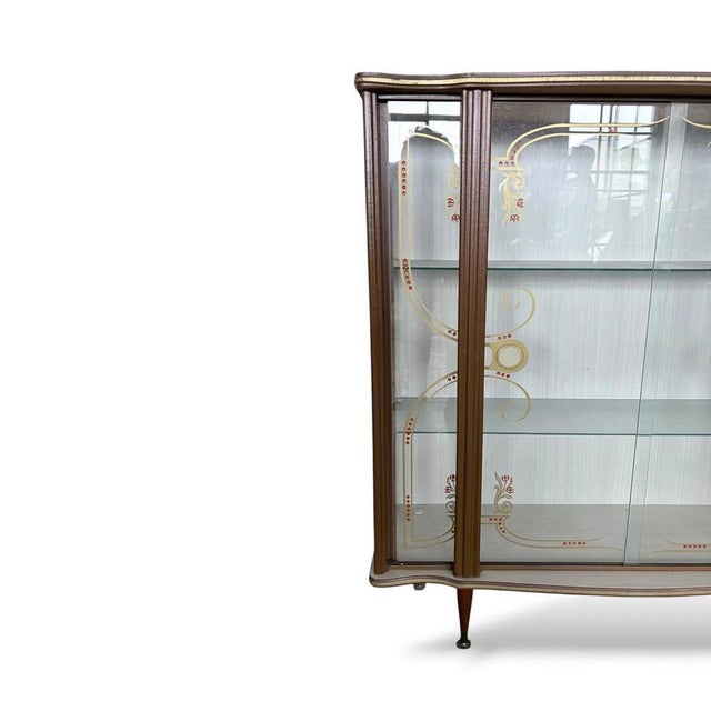 Mid-Century Formica and Curved Glass Display Bar with Etched Design For Sale - Image 5 of 8