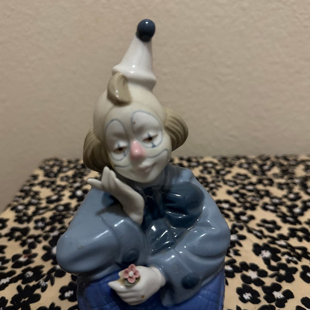 1990s Vintage Porcelana De Cuernavaca Hand-Painted Porcelain "Pensive Clown" Figurine, Mexico For Sale - Image 5 of 8
