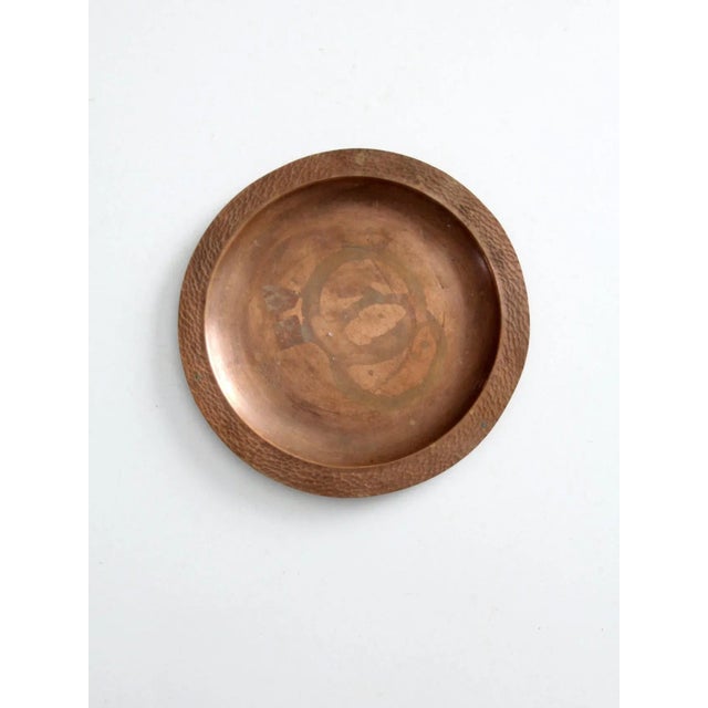 Early 20th Century Antique Arts & Crafts Hand-Hammered Copper Plate For Sale - Image 5 of 9