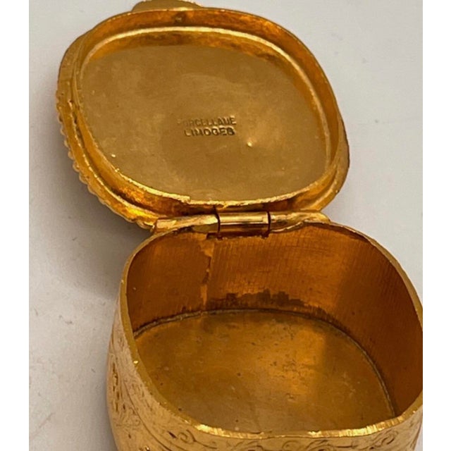 Vintage Italian Porcellane Limoges Pill Box Gold Florentine Fragonard Courting For Sale - Image 4 of 12