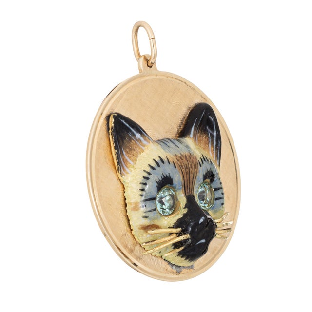 Mid-Century Modern 1960s Vintage Siamese Cat Medallion Pendant 14k Yellow Gold Vintage Animal Jewelry For Sale - Image 3 of 4