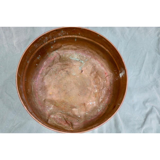 French Early 20th Century Copper Planter Pot With Brass Lion's Head Handles and Lion's Claw Feet For Sale - Image 3 of 4
