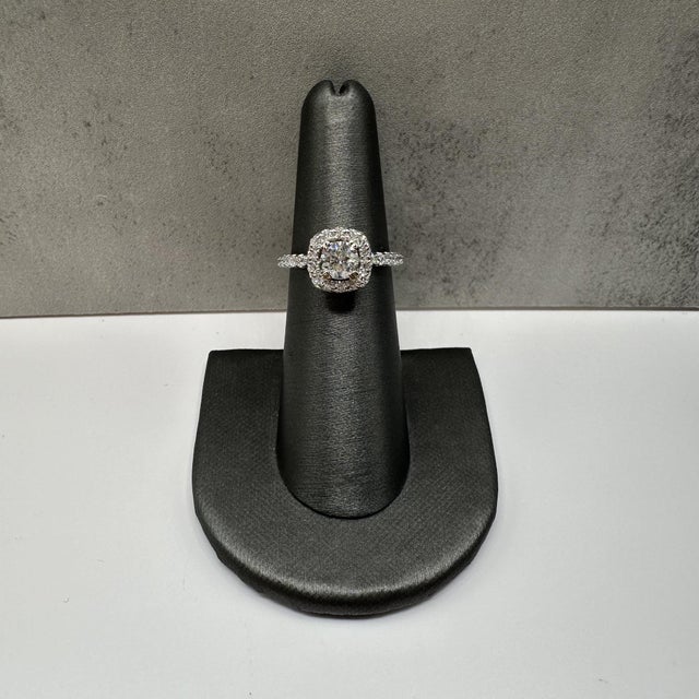 Enhance your jewelry collection with this exquisite Natural Diamond Engagement Ring in 14kt White Gold. Featuring a 0.70ct...