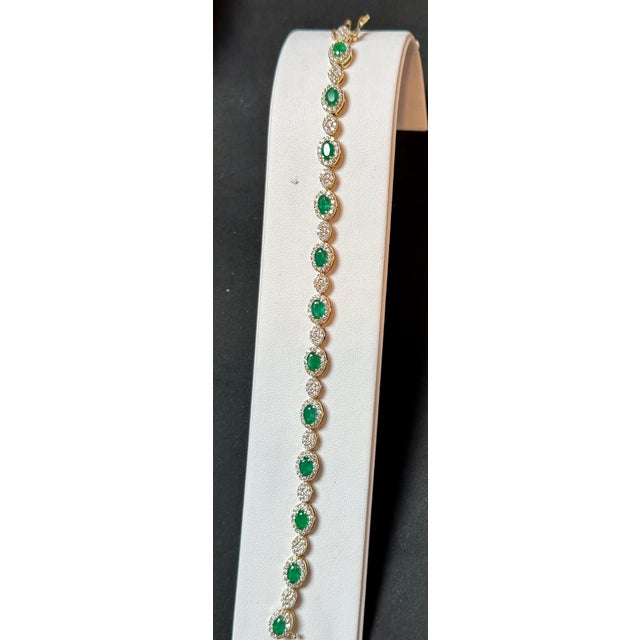 Gemstone 8 ct Natural Brazilian Emerald & 4.5 Ct Diamond Tennis Bracelet 14 Karat Gold For Sale - Image 7 of 18