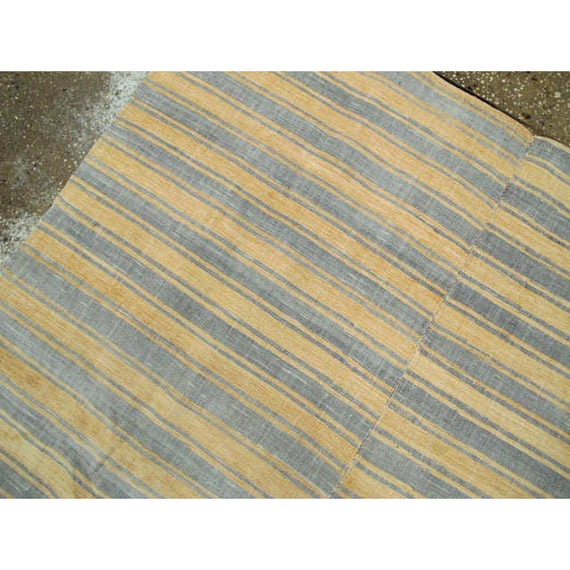 Galerie Shabab Collection Mid-20th Century Handmade Turkish Flatweave 6' X 9' Accent Rug in Straw and Grey For Sale In New York - Image 6 of 8