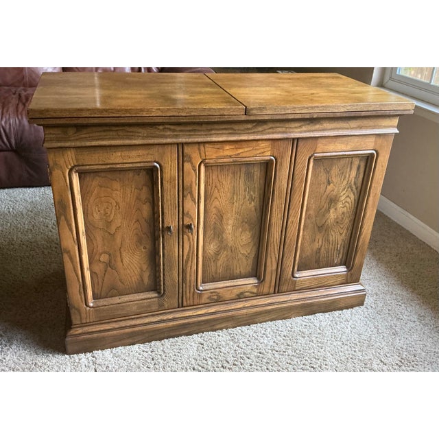 The Henredon Rolling Bar Cabinet/Flip Top Bar is a beautiful addition to any interior/exterior space. Featuring a flip-top...