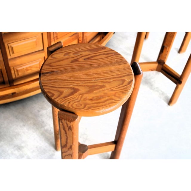Brutalist Bar and Bar Stools in Pine, 1970s, Set of 4 For Sale - Image 9 of 12