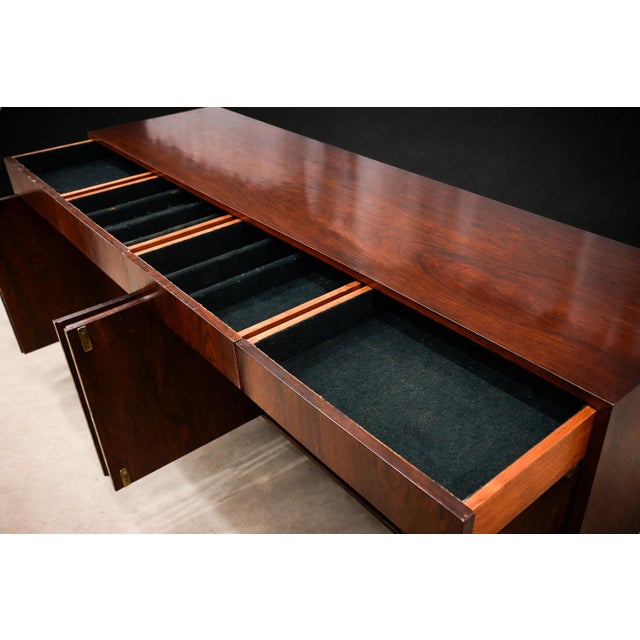 1960s Mid Century Modern Credenza by Sergio Rodrigues in Rosewood – Lot 414 For Sale In New York - Image 6 of 11