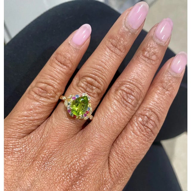 Early 21st Century 2.52 Carat Natural Peridot Sapphire Yellow Gold Cocktail Ring, Size 7 For Sale - Image 5 of 6