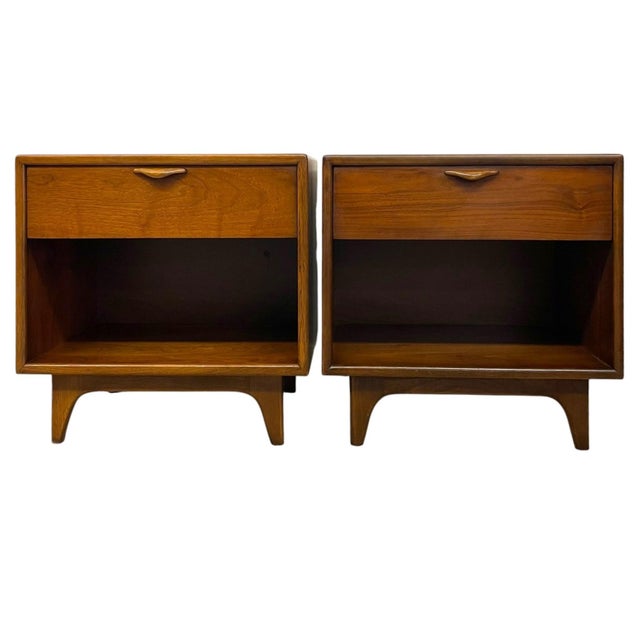 This pair of mid century modern end tables by Lane Furniture features a clean, functional design with a single drawer over...