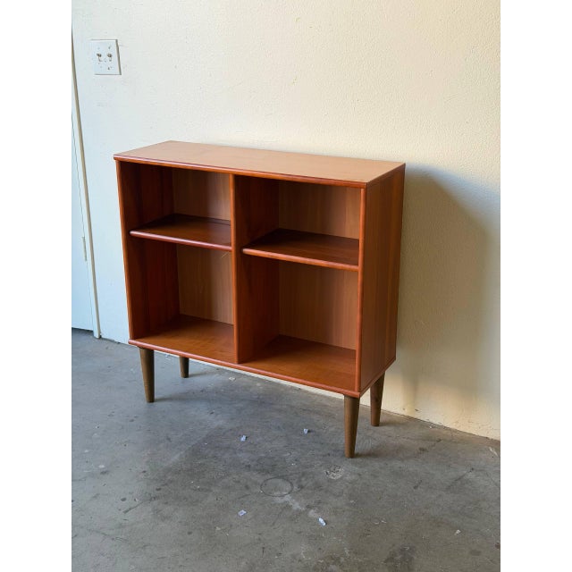 Mid Century Danish Teak Bookcase – Vintage Scandinavian Open Shelf Cabinet – Small MCM Display Storage For Sale - Image 9 of 9