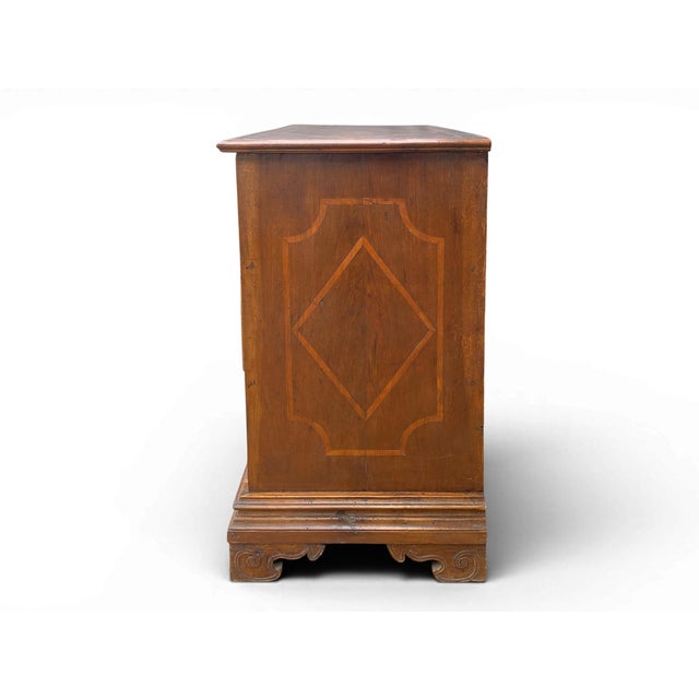 Walnut Chest of Drawers with Inlays - Northern Italy, Early 18th Century Technical Details: Period: Early 18th century...