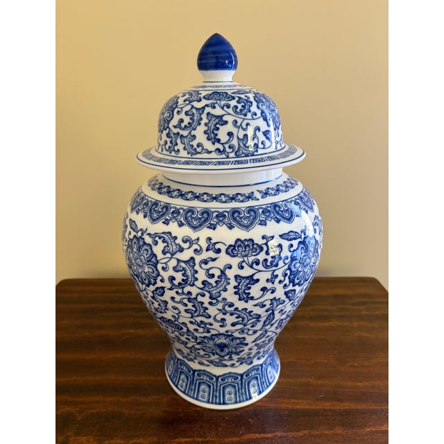 Chinoiserie Large Blue and White Porcelain Ginger Jar For Sale - Image 4 of 8