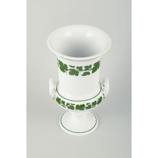 Meissen, Vase, Vine-Leaf Pattern, “Voller grüner Weinkranz” Elegant Meissen vase on foot, decorated with the classic Vine-...