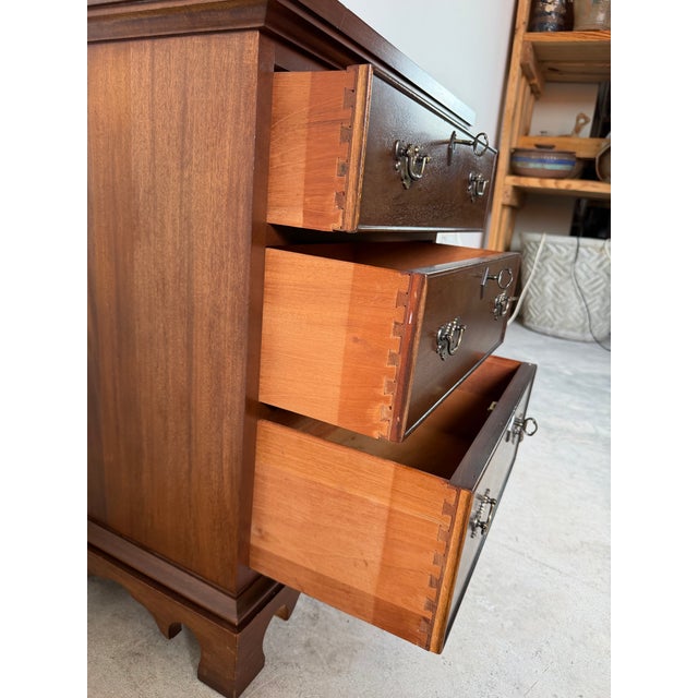 English Early 20th Century Chippendale Solid Mahogany 3-Drawer Nightstand For Sale - Image 3 of 12