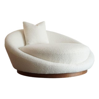 Milo Baughman Satellite Chaise Lounge in Boucle and Walnut, C. 1970s For Sale