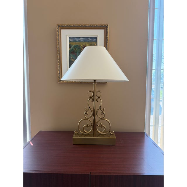 French Vintage Baroque Style Late 17th Century Brass Table Lamp With Scrollwork Base For Sale - Image 3 of 4