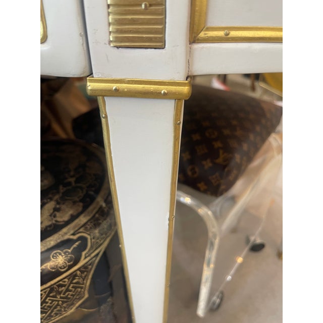 Neoclassical Style White & Gold Guéridon Accent Table – Light Brown Marble For Sale - Image 10 of 14