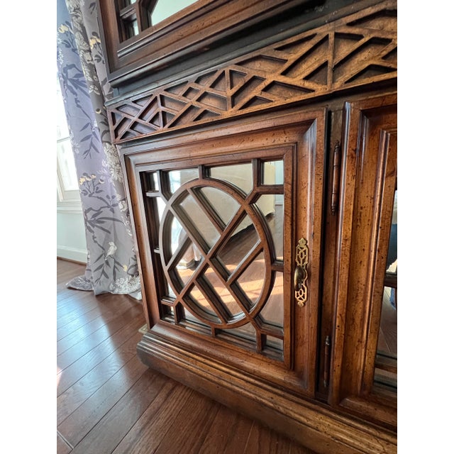 Late 20th Century Chinese Chippendale Chinoiserie Style Lighted China Cabinet With Pagoda Top and Mirrored Doors For Sale - Image 9 of 12
