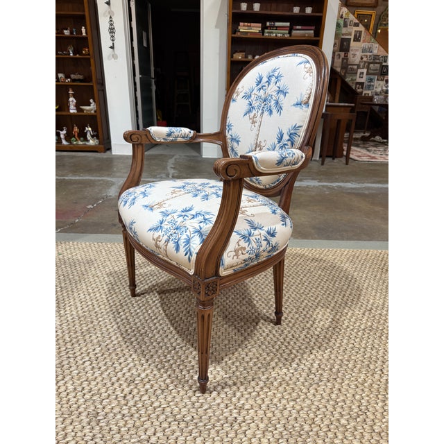 French Pair of Antique Louis XVI Style Fauteuils Carved Walnut Arm Chairs Blue Monkey Palm Toile For Sale - Image 3 of 7
