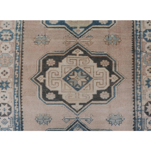 Early 20th Century Vintage Turkish Oushak Rug With Soft Beige and Blue Medallion Patterns For Sale - Image 5 of 10