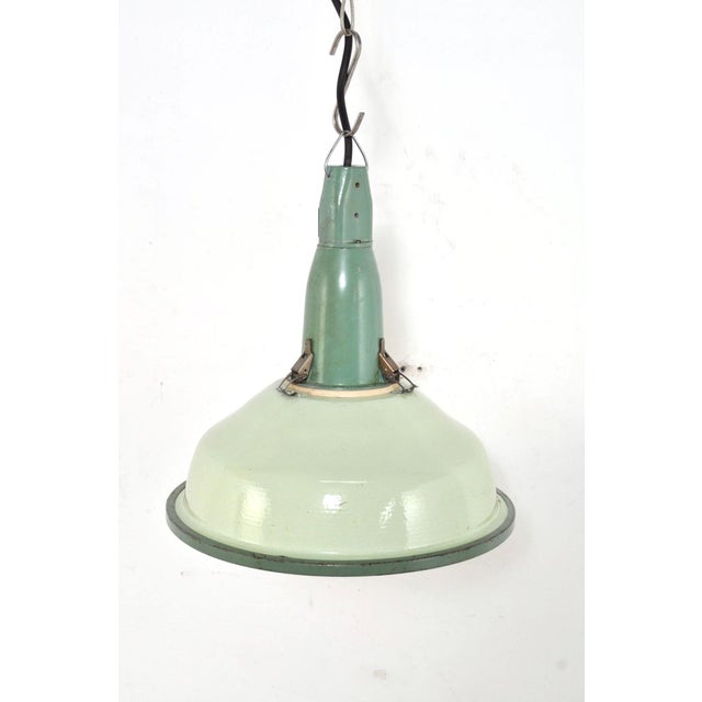 Beautiful enamelled lamp from the 50s with a convex glass plate. Cool color! Dimensions: diameter 42 cm / H48 cm / fitting...