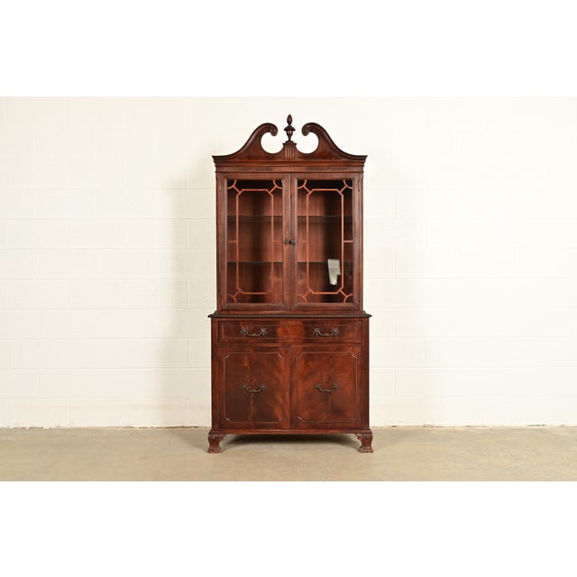 Baker Furniture Style Georgian Carved Flame Mahogany Lighted Breakfront Bookcase Cabinet, Circa 1940s For Sale - Image 15 of 15