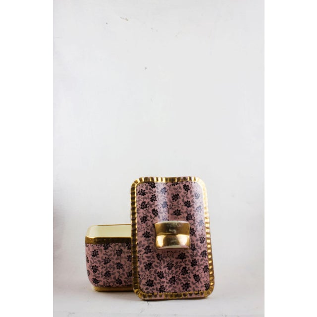 This very beautiful mid-century lidded box / bonbonnière with floral decor from Boch Frères La Louvière was produced...